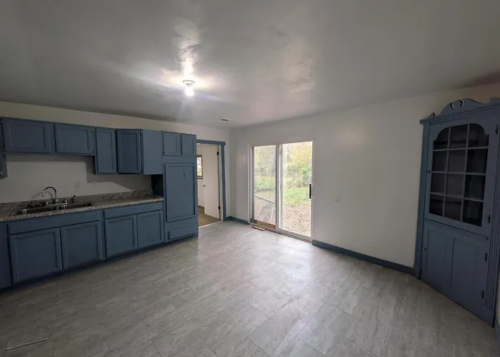 Centrally Located 2-bedroom House In Holiday home *
